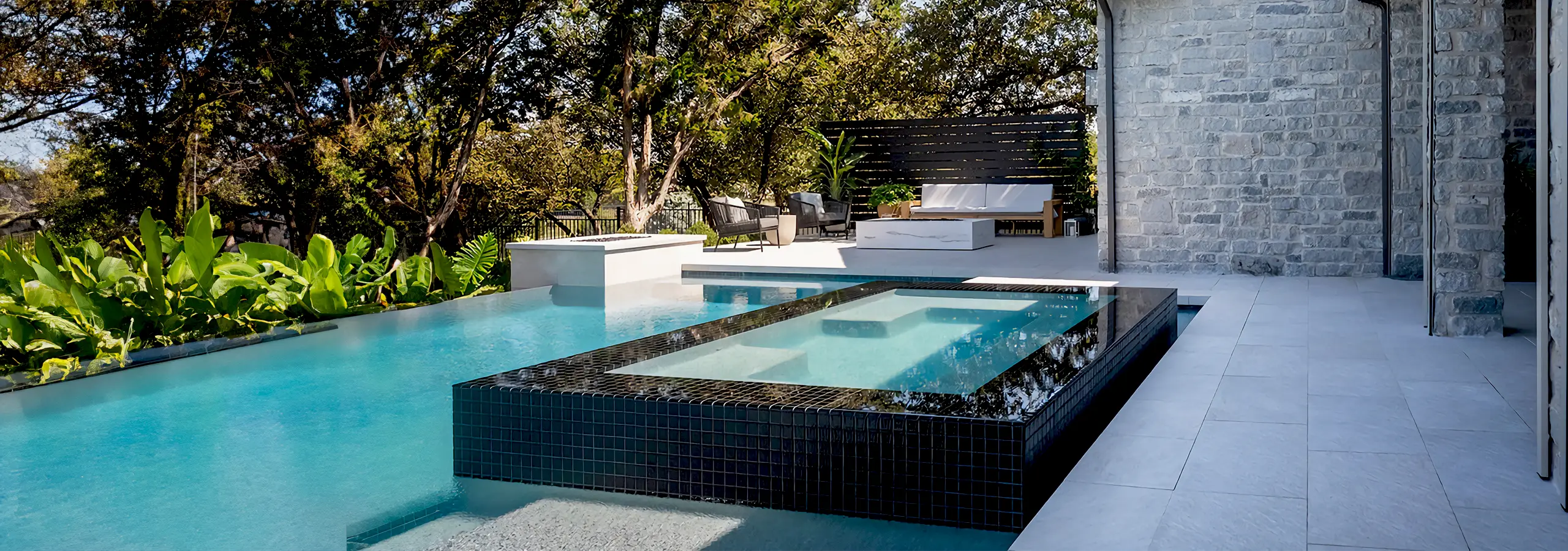 Terrasse mit Pool, Außenfliesen aus unterschiedlichen Materialien