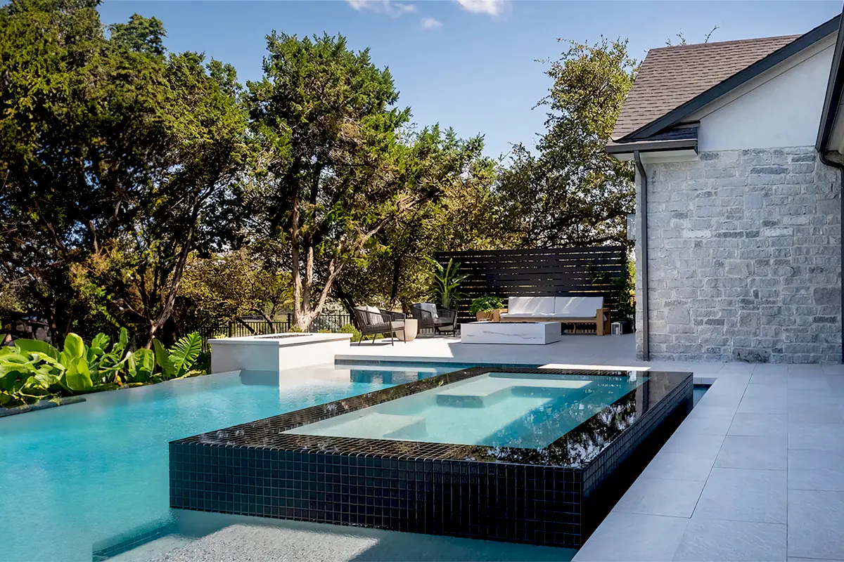Terrasse mit Pool, Außenfliesen aus unterschiedlichen Materialien