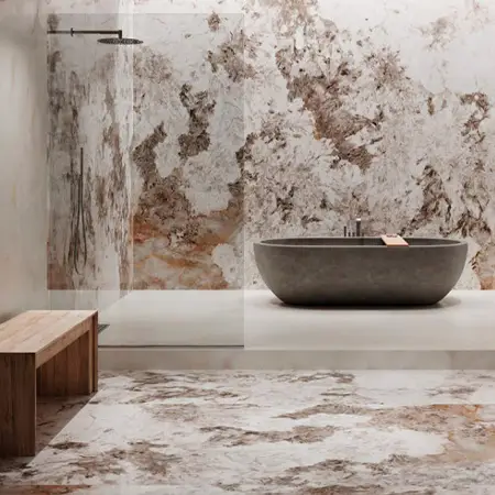Badezimmer mit Marmorboden und Marmorwänden und einer Badewanne aus Stein