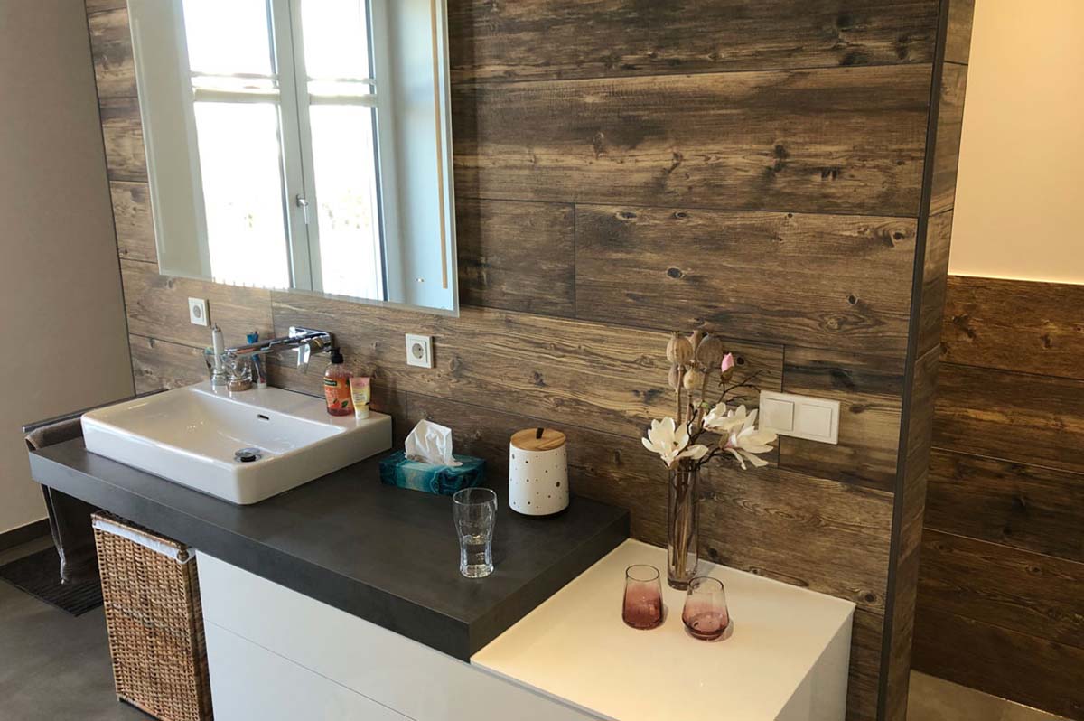 Badezimmer mit dicker Steinplatte als Waschtischplatte